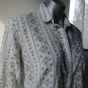 Tuck in shirt, delicate floral design, thin lightweight cotton, Size 38